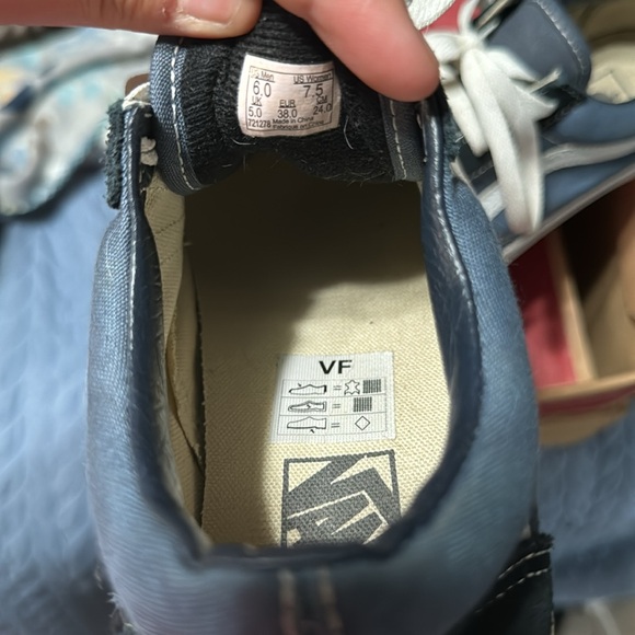 Vans - Picture 3 of 6